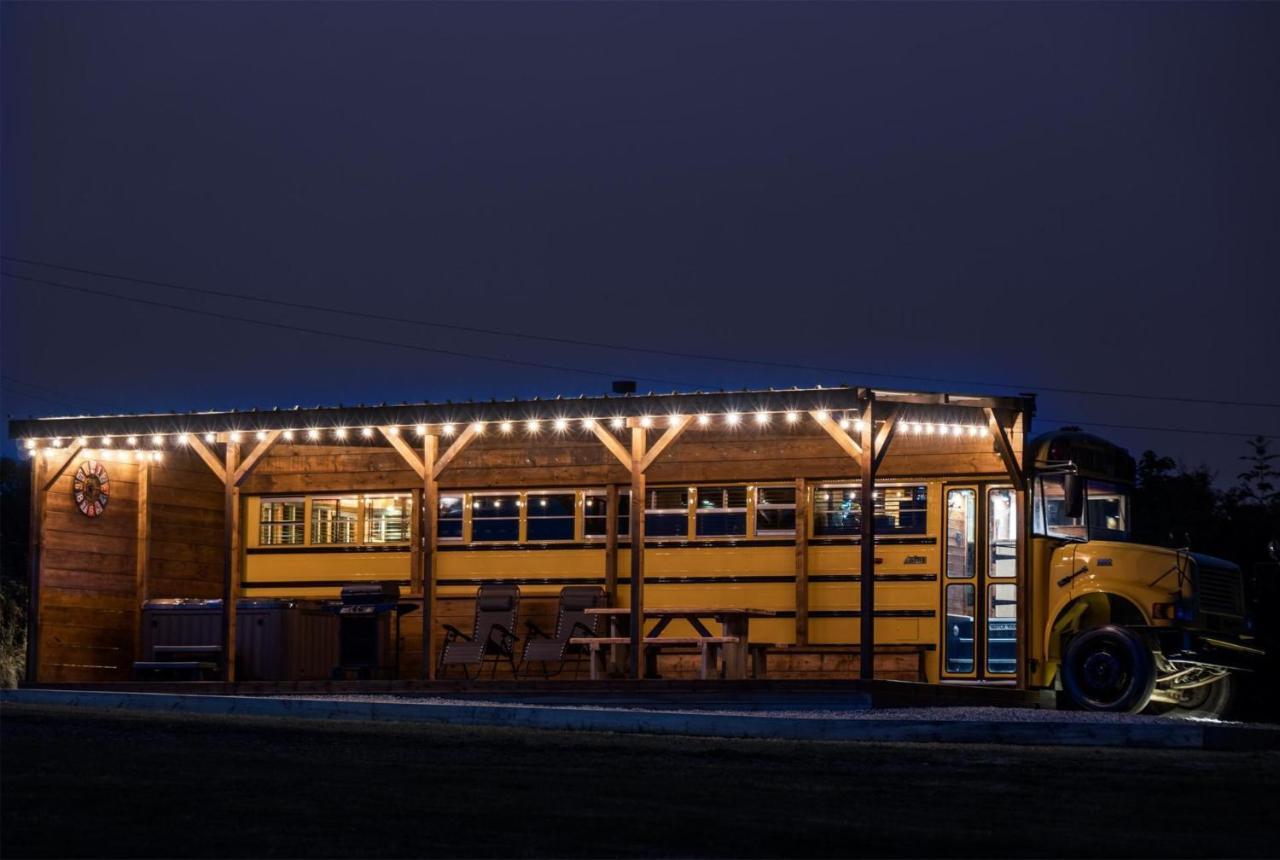 American School Bus - 1 Bedroom - Blossom Farm - Tiers Cross Johnston エクステリア 写真