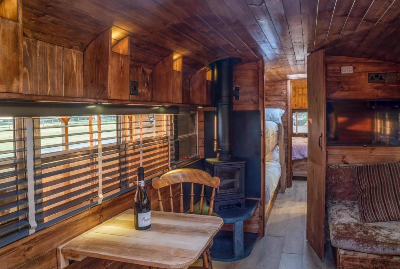 American School Bus - 1 Bedroom - Blossom Farm - Tiers Cross Johnston エクステリア 写真