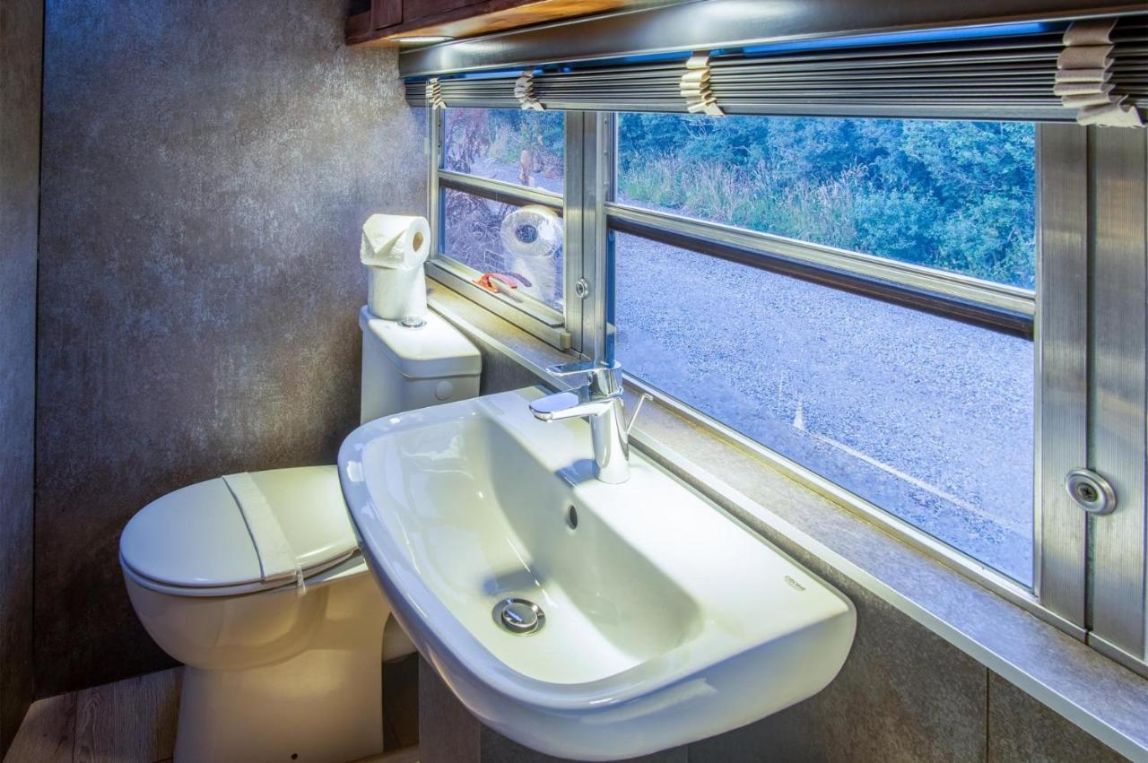 American School Bus - 1 Bedroom - Blossom Farm - Tiers Cross Johnston エクステリア 写真