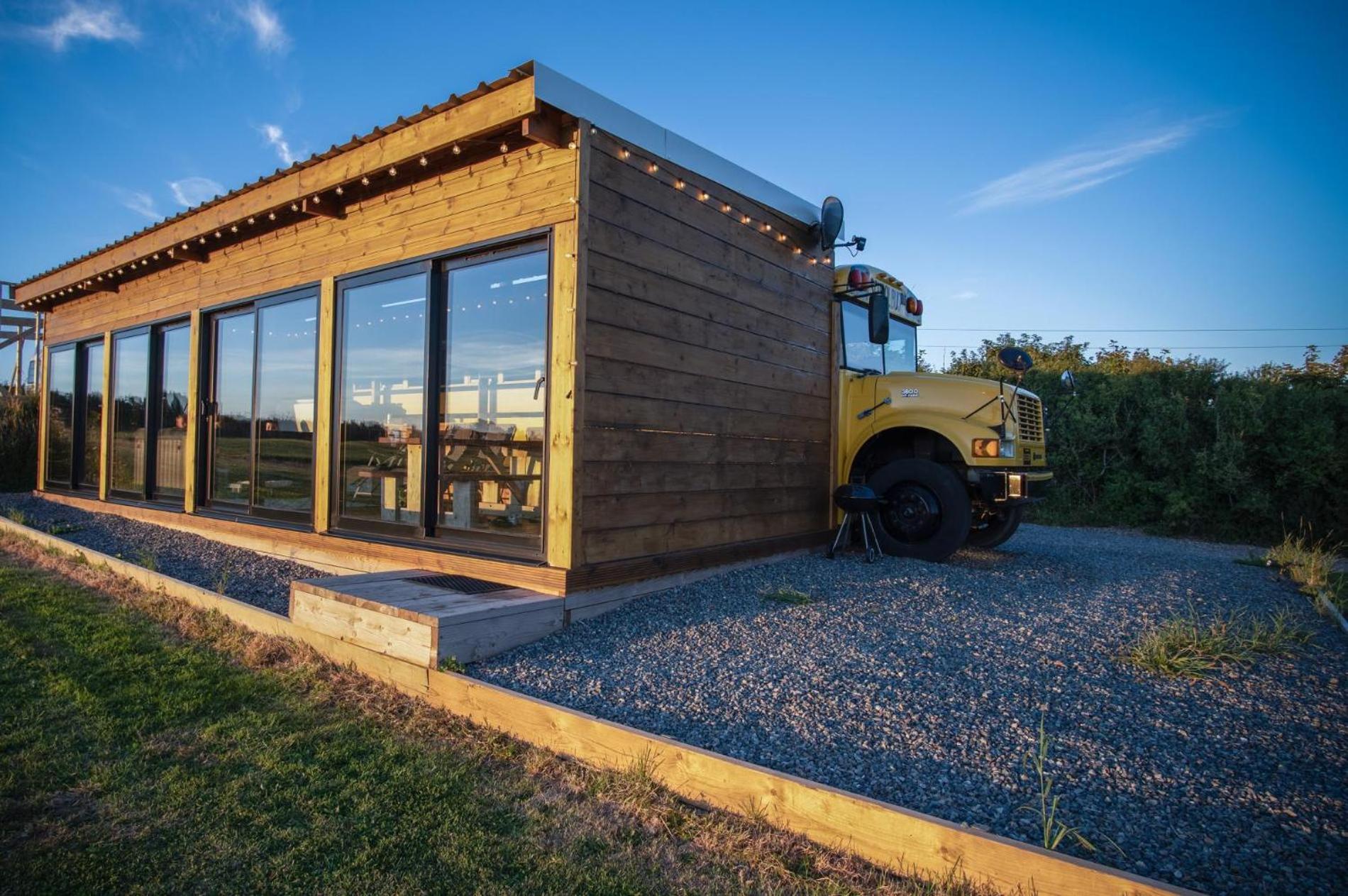 American School Bus - 1 Bedroom - Blossom Farm - Tiers Cross Johnston エクステリア 写真